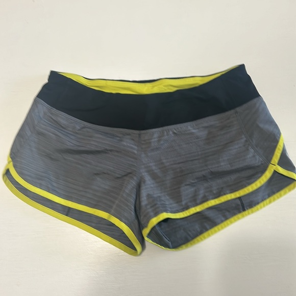 Lululemon speed up shorts . Size 6 - Picture 4 of 4